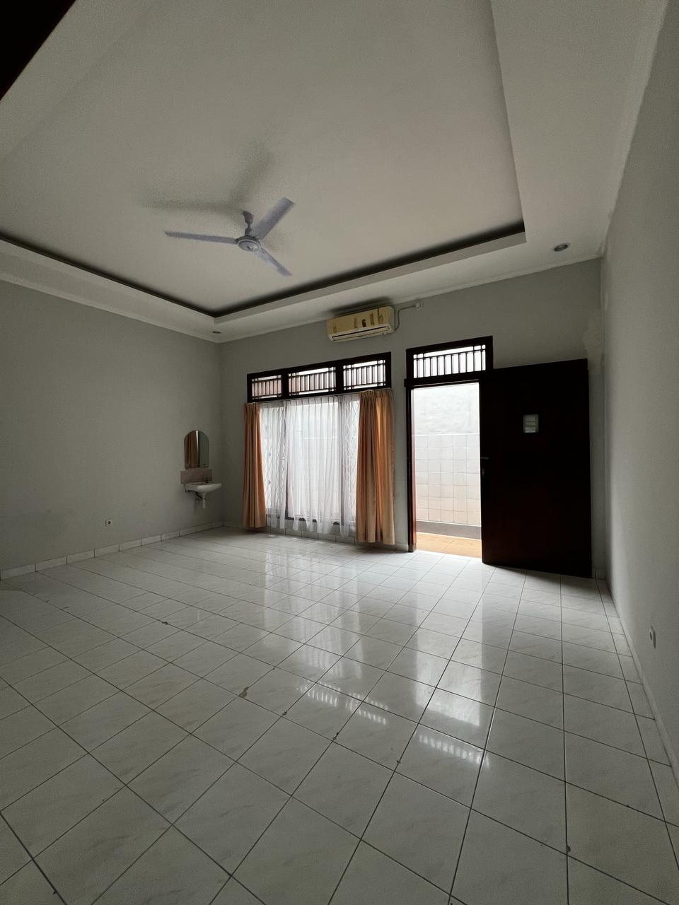 Ejde.Rumah di Sewakan Semi Furnish di Kemanggisan, Jakarta Barat